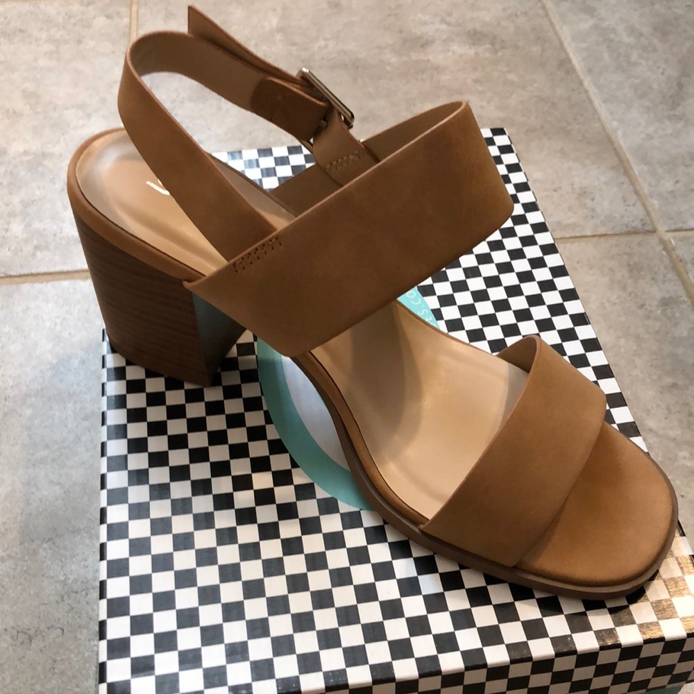 New in box cute heeled sandals